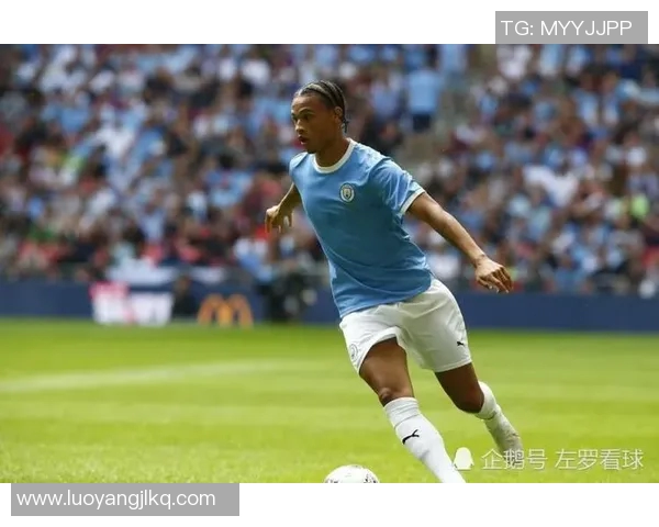 足球八卦赛场爆发小插曲，裁判如何处理？